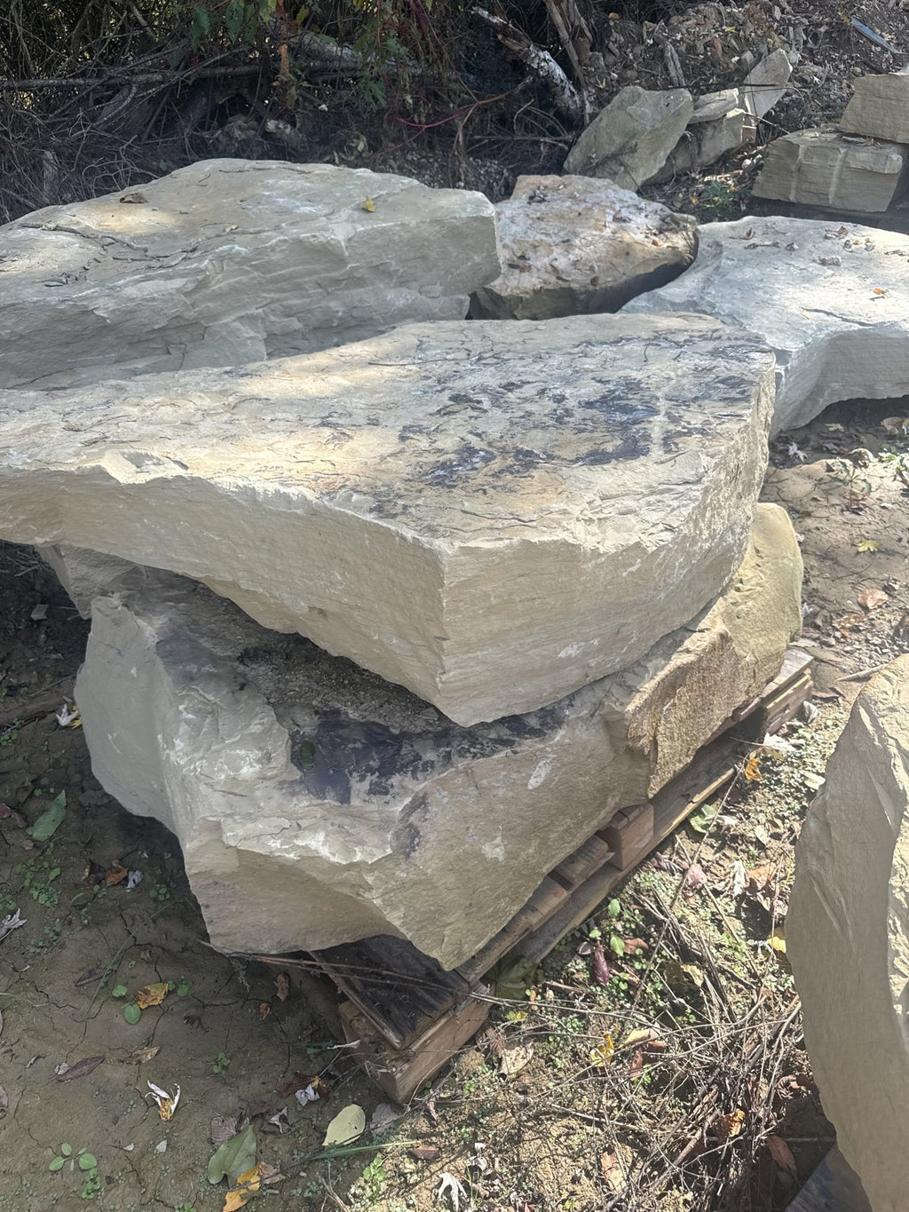 TN Buckskin Stackable Wall Boulders ~4450 lb (Distributor)