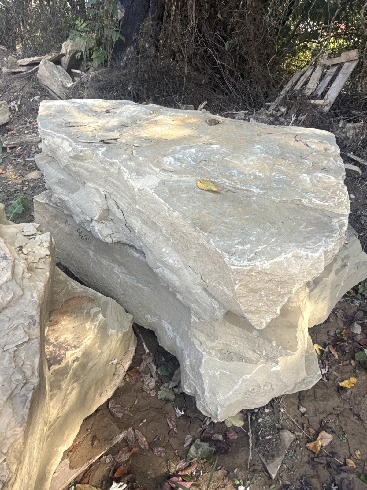 TN Buckskin Stackable Wall Boulders ~4680 lb (Distributor)